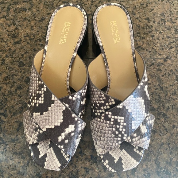 Michael Kors size 6.5 slide sandals - Picture 5 of 7